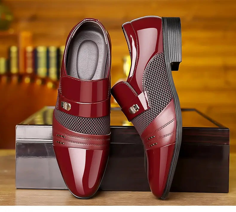 Zapatos de vestir de punta afilada de lujo para hombre en charol rojo y malla, con un acabado pulido elegante.