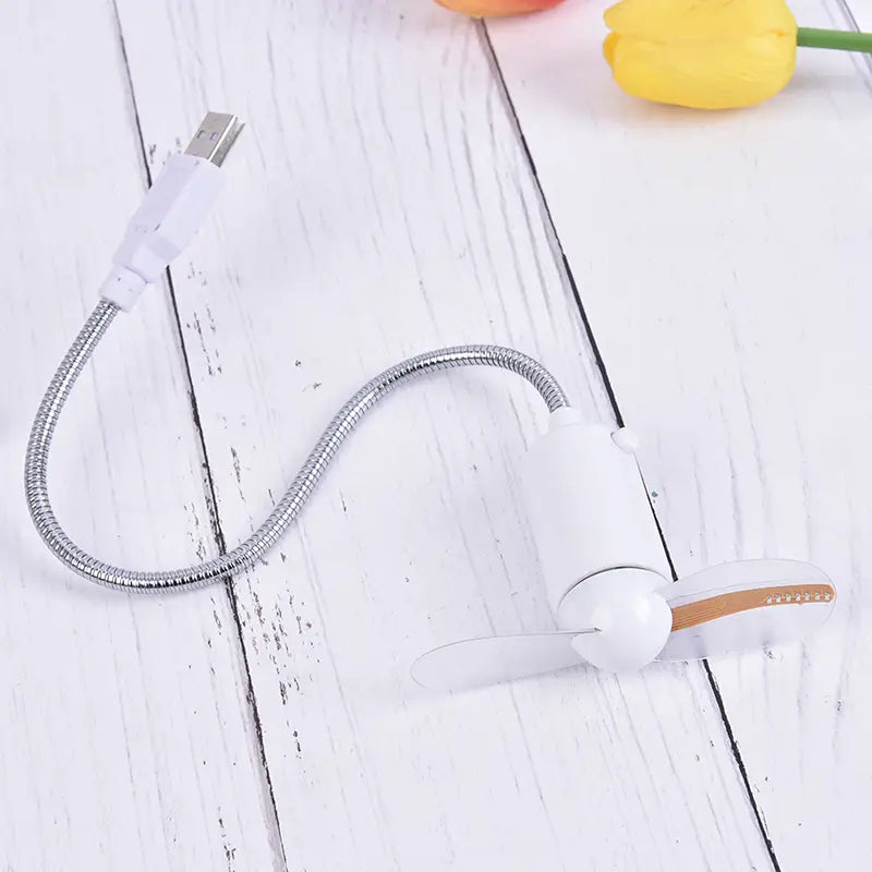 Ventilador de escritorio blanco alimentado por USB con manguera metálica flexible y aspas translúcidas, diseñado como ventilador portátil para ordenador portátil con funciones de reloj con LED.