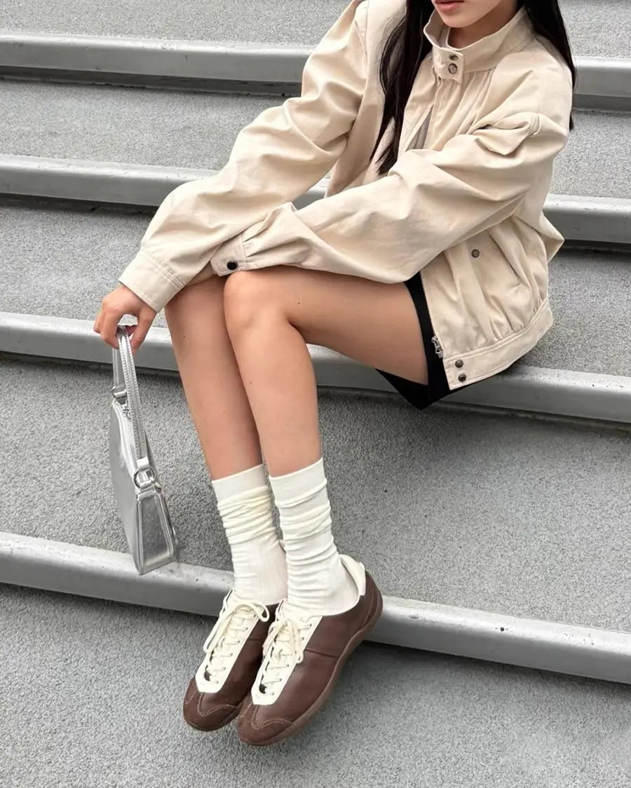 Baskets décontractées pour femmes en daim beige et marron avec lacets blancs, chaussures de tennis légères et respirantes.