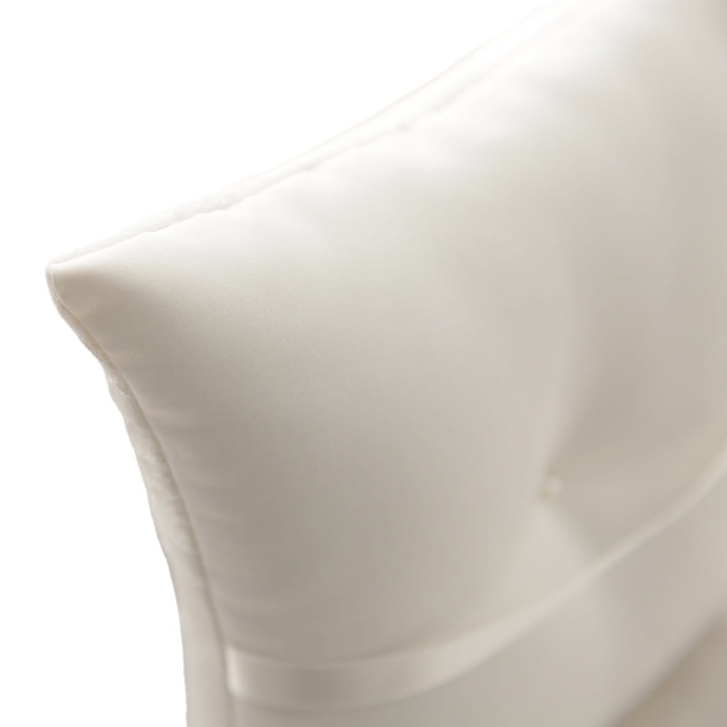 Una almohada blanca para anillos de boda de encaje con una tela lisa tipo satén y bordes cosidos con precisión, diseñada como almohadilla portadora de arras.