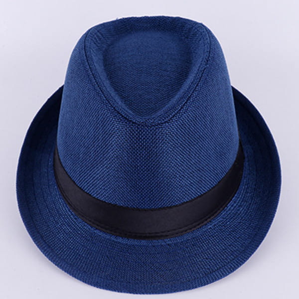 Sombrero fedora azul oscuro con banda de raso negra diseñado como un sombrero fedora de hombre beige tejido con banda negra.