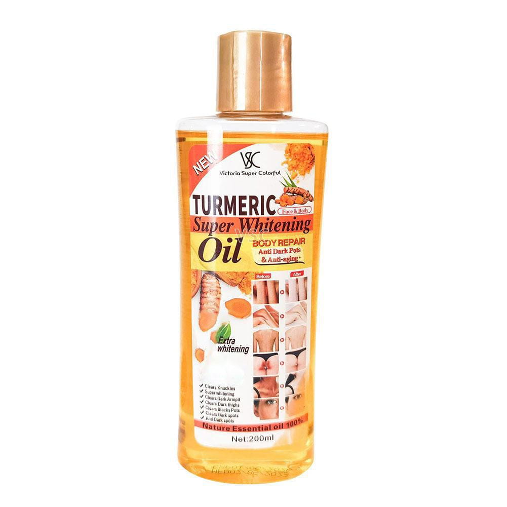 Une bouteille en plastique transparente avec un bouchon doré contient une huile essentielle de curcuma de couleur ambrée, étiquetée comme victoria super colorful, formule de réparation du corps, pour lutter contre les taches foncées et le vieillissement, dans un soin hydratant pour le corps et le visage, produit 200 ml.