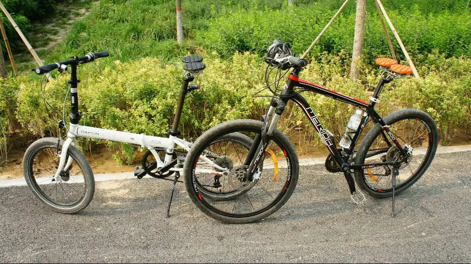 Ein schwarzes und rotes Mountainbike mit nasenlosem ergonomischem Fahrradsattel für lange Strecken sowie einem Flaschenhalter am Rahmen.
