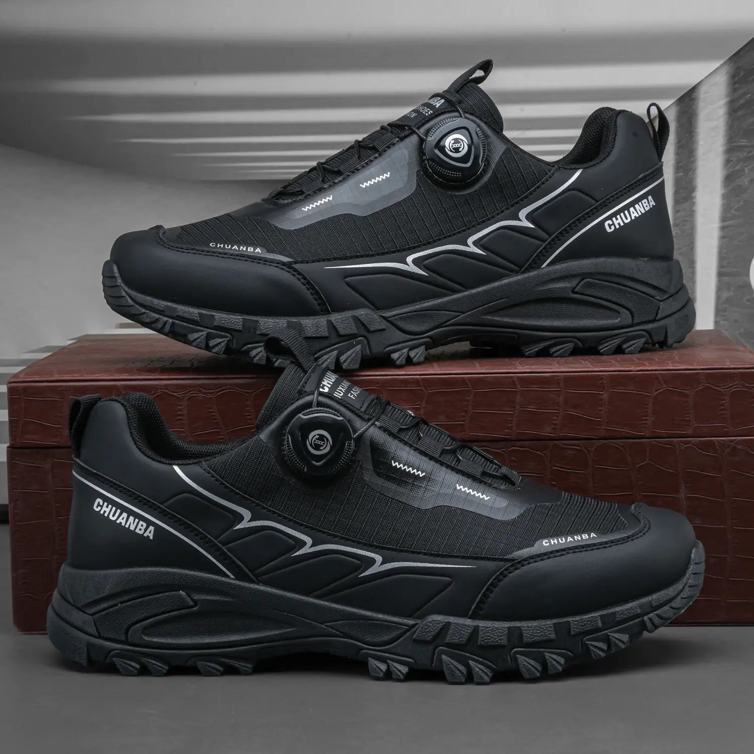 Les baskets de randonnée décontractées pour hommes chuanba noires se distinguent par un design moderne et épuré, des lignes d’accent argentées et une semelle en caoutchouc durable, pour un usage extérieur léger et respirant.