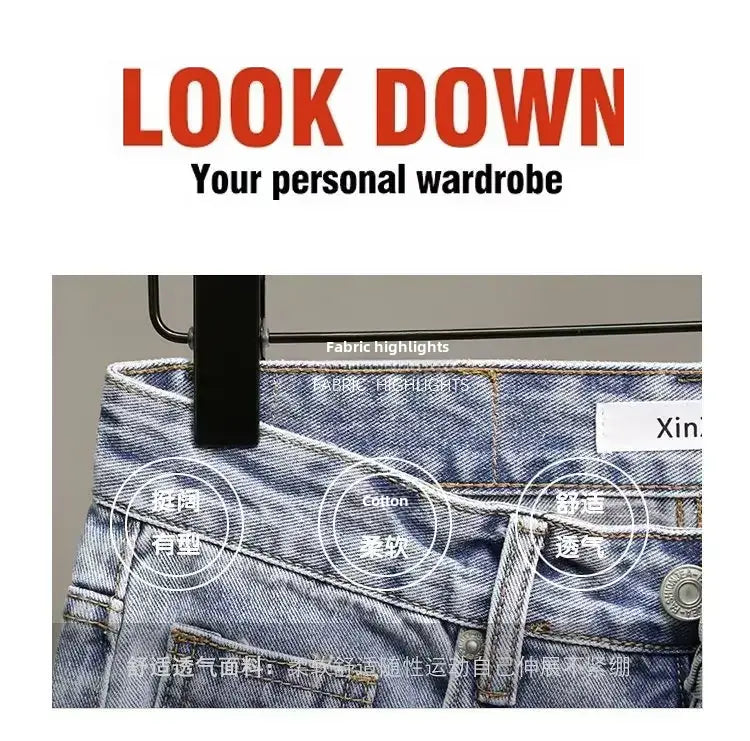 Herren rissige Slim-Fit-Denim-Shorts in blauem Denim mit einem klassischen Fünf-Taschen-Design und sichtbar angebrachtem Marken-Tag.