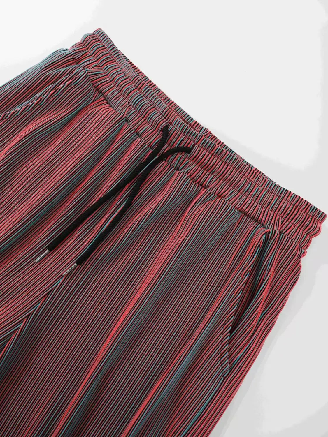 Pantalons décontractés homme style streetwear en velours côtelé avec cordon de serrage, rayures rouge et noir et coupe décontractée.