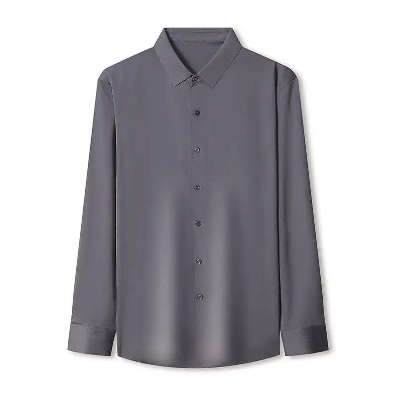 Una camisa de vestir para hombre sin arrugas gris oscuro elegante, con mangas largas, parte delantera abotonada, cuello impecable y brillo sutil.