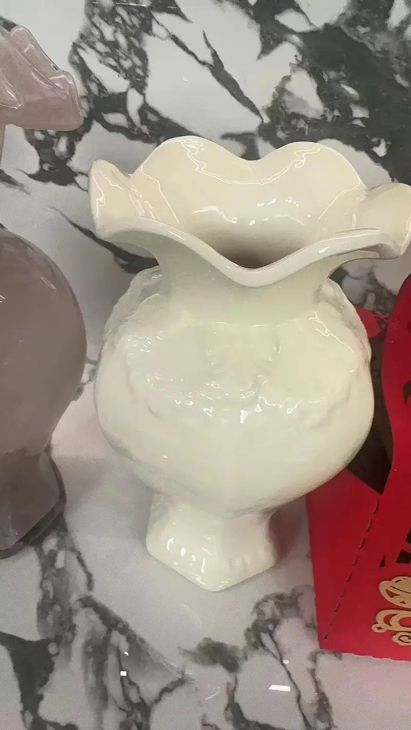 Jarrón de cerámica moderno color crema con borde acanalado ondulado y detalles florales en relieve, ideal para la decoración del hogar con cerámica moderna francesa.