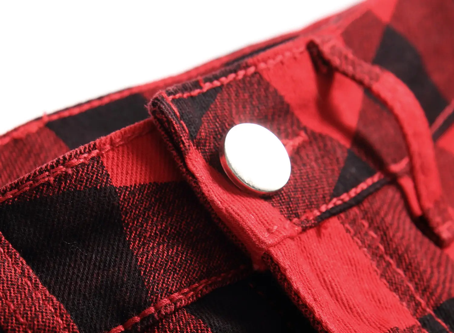 Jeans en denim rouges à carreaux, coupe slim ajustée, présentant un tissu à carreaux rouge et noir avec un bouton argenté.