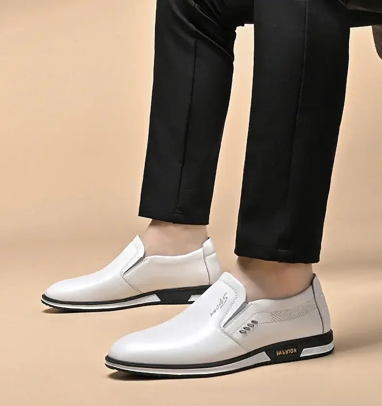 Zapatos de conducción casuales de cuero para hombre tipo slip-on en cuero blanco, con detalles en negro y un diseño moderno y elegante.