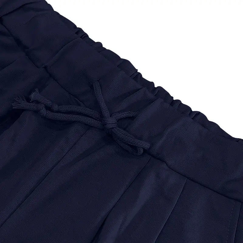 Pantalones plisados para hombre en algodón azul marino con cinturilla con cordón, del conjunto casual de dos piezas para el verano que incluye camiseta y pantalones cortos.