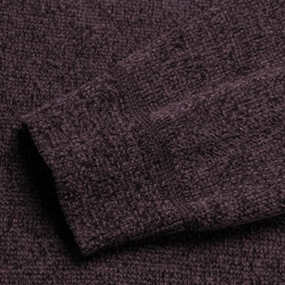 Herren-Winterpullover mit kräftigem Strick, Rundhalsausschnitt, lässig, mit dunkelviolettem Strickbündchen aus warmem Material.