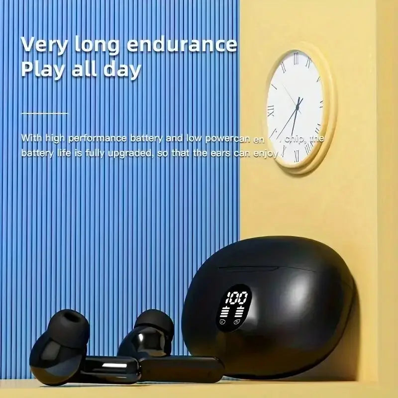 Schwarze kabellose Bluetooth-Ohrhörer mit schlankem, glänzendem Finish und einem passenden Ladeetui mit LED-Digitalanzeige für den Sportgebrauch.