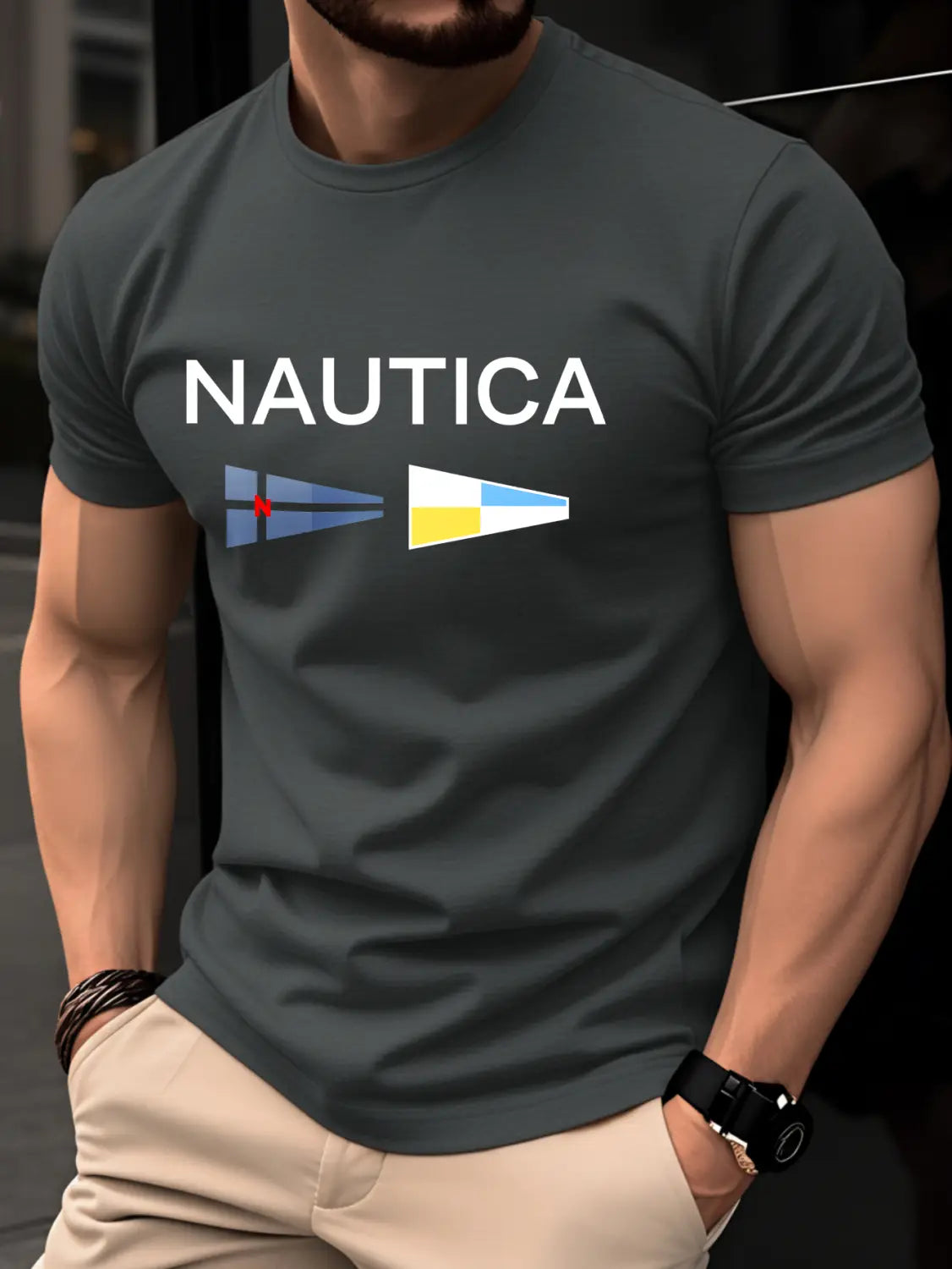 T-shirt d’été pour homme Nautica, imprimé graphique en lettres, gris foncé, présentant un logo blanc avec deux fanions de signalisation nautique imprimés sur la poitrine.