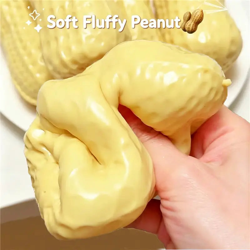 Un jouet sensoriel de type balle anti-stress en forme d’arachide jaune doux et duveteux, avec une finition brillante.
