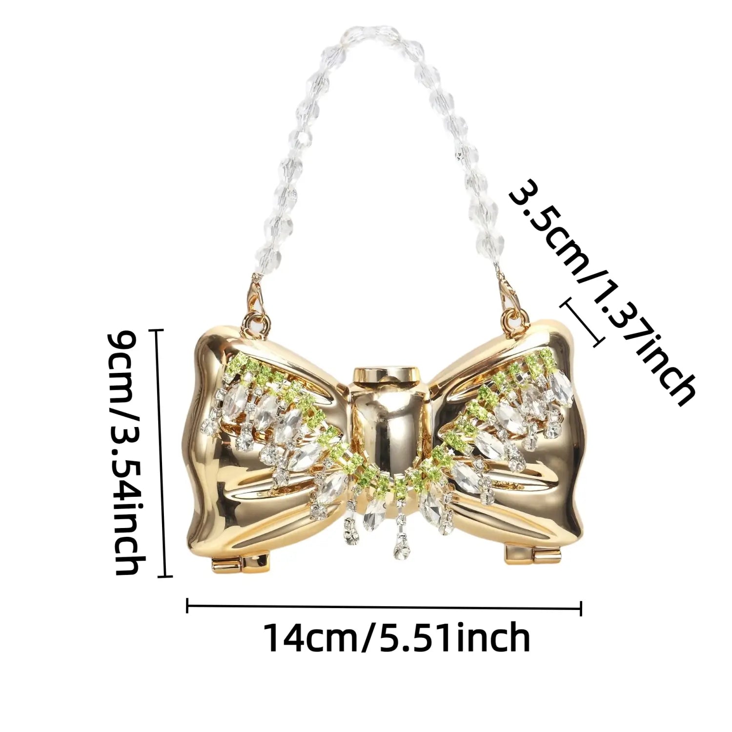 sac à bandoulière pochette en métal en or avec un nœud de forme or, orné de cristaux clairs et verts étincelants et d’une anse à chaîne délicate à perles.