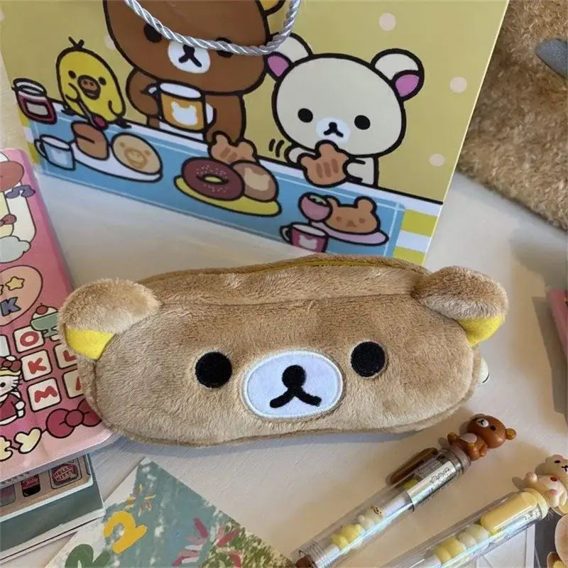 ein Kawaii-Rilakkuma-Plüschstiftetui in Hellbraun mit bestickten schwarzen Augen und einem weißen Schnäuzchen mit einem einfachen, angenähten Gesicht