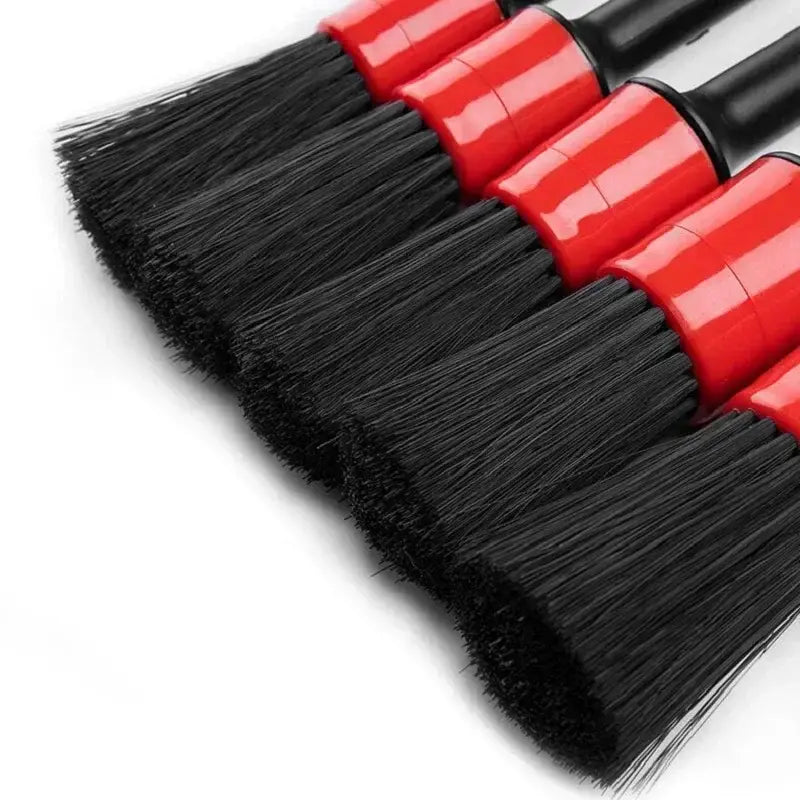 Set aus vier roten und schwarzen Autopflegebürsten mit dichten, weichen Nylonborsten zum Reinigen in einem 5-teiligen Nylon-Reinigungsbürstenset.