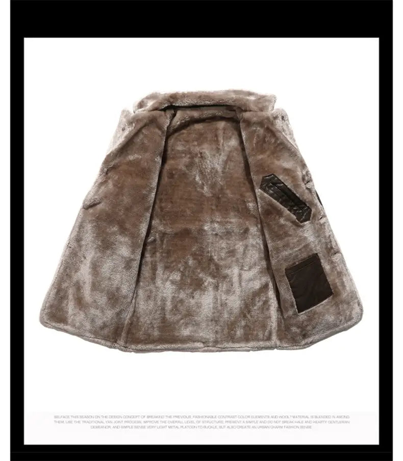 chaleco de piel sintética marrón con una superficie acolchada y con textura, y dos parches rectangulares oscuros en el frente, que complementa una gabardina de cuero para hombre con forro de vellón para chaqueta de invierno.
