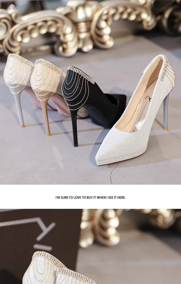 Ein funkelnder weißer Kristall-Hochzeitschuh-Plateau-Bridal-Heel mit spitzer Kappe und Strassdetails entlang der Seite.
