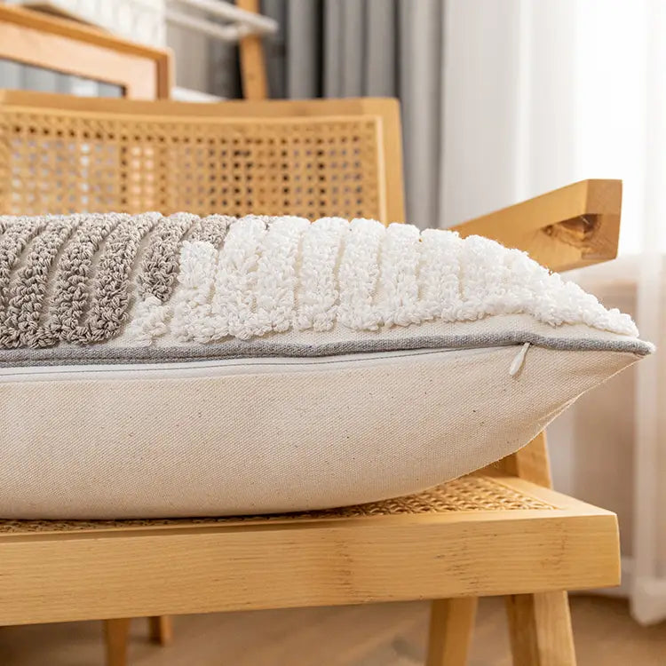 Beiger Kissenbezug 45x45 cm mit einer strukturierten grauen und weißen flauschigen Deckschicht für Boho-Haushaltsdeko.