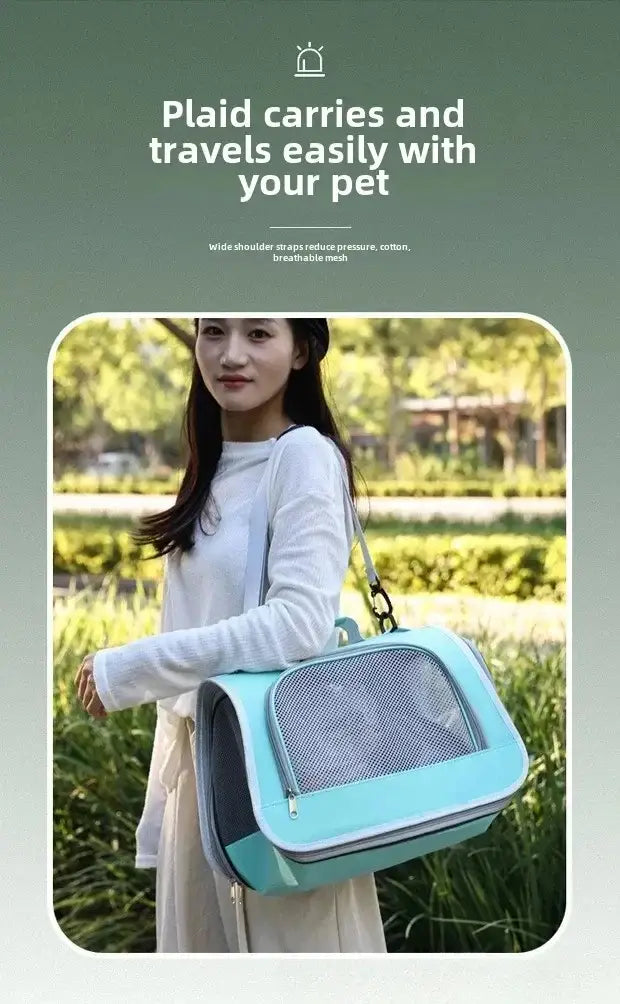 Sac bandoulière de transport pour animaux en maille respirante à carreaux bleu clair et gris, avec panneaux ventilés pour un transport confortable de l’animal.