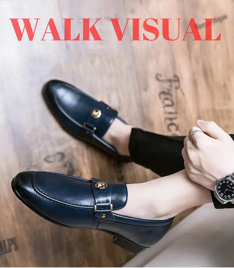 Dunkelblaue Herren-Lederslipper im eleganten Stil mit goldfarbenen Metall-Schnallen und dekorativen Medaillons.