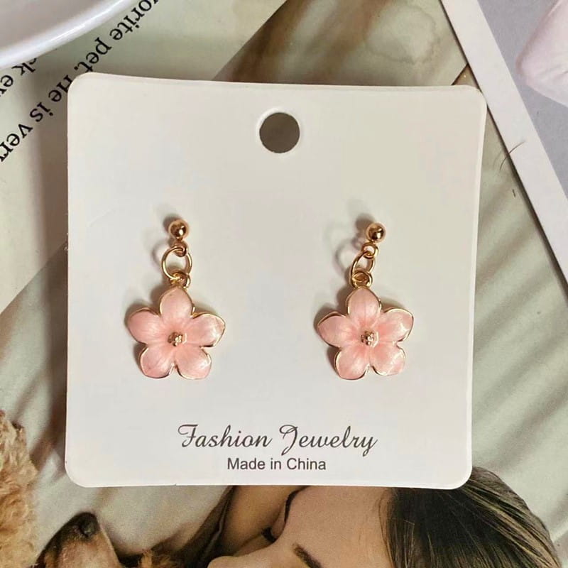 Boucles d’oreilles en forme de cerisier en fleurs émaillées roses, avec des tiges en métal à l’aspect doré et des centres en cristal miniatures ; complètent un collier pendentif de fleur romantique et mignon avec une chaîne à maillons.