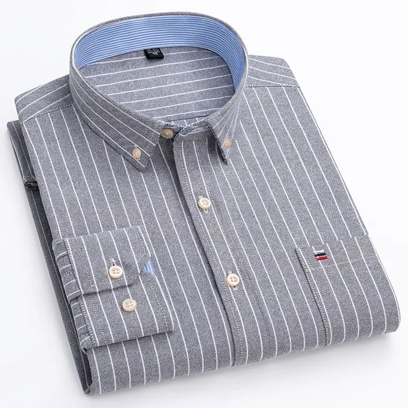 chemise oxford à carreaux en coton, grande taille pour homme, en gris à fines rayures, avec rayures verticales blanches, boutons beige et doublure intérieure de col bleu