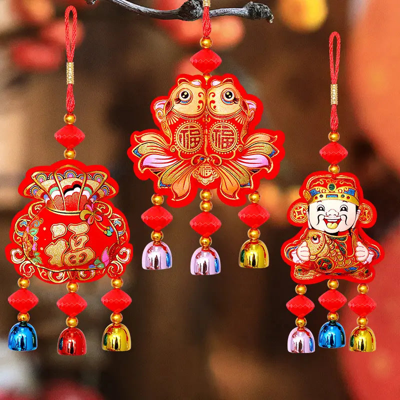Rote Glücksanhänger aus Papier-Schnitt mit goldener Stickerei und farbenfrohen Glöckchen in festlicher Quastenverzierung für ein chinesisches Neujahrsfest-Pferde-Anhänger-Ornament