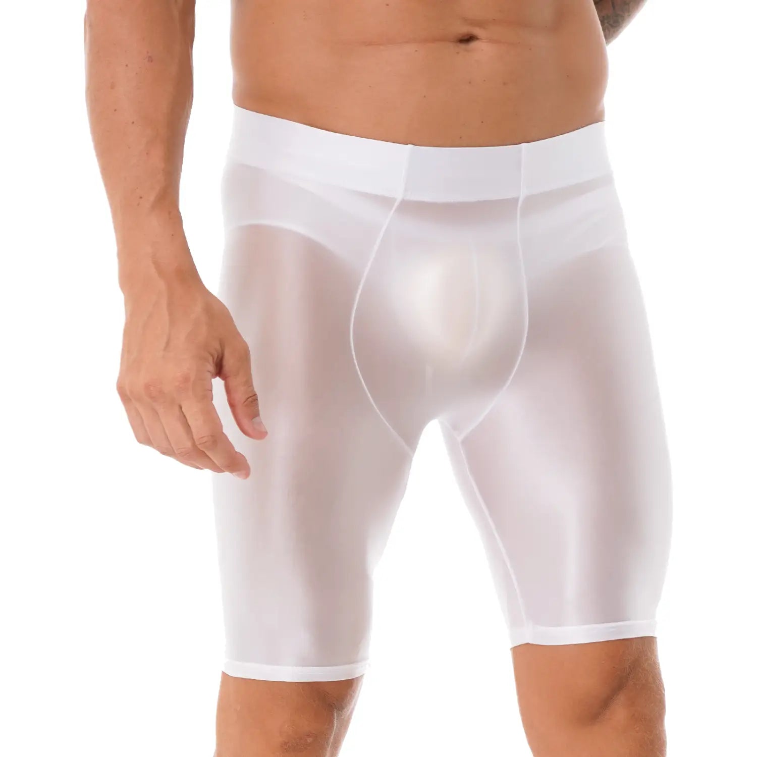 Boxers blancos translúcidos para hombre, con acabado brillante liso y cinturilla de soporte, mostrados junto con una camiseta de compresión para hombre de manga larga y acabado brillante