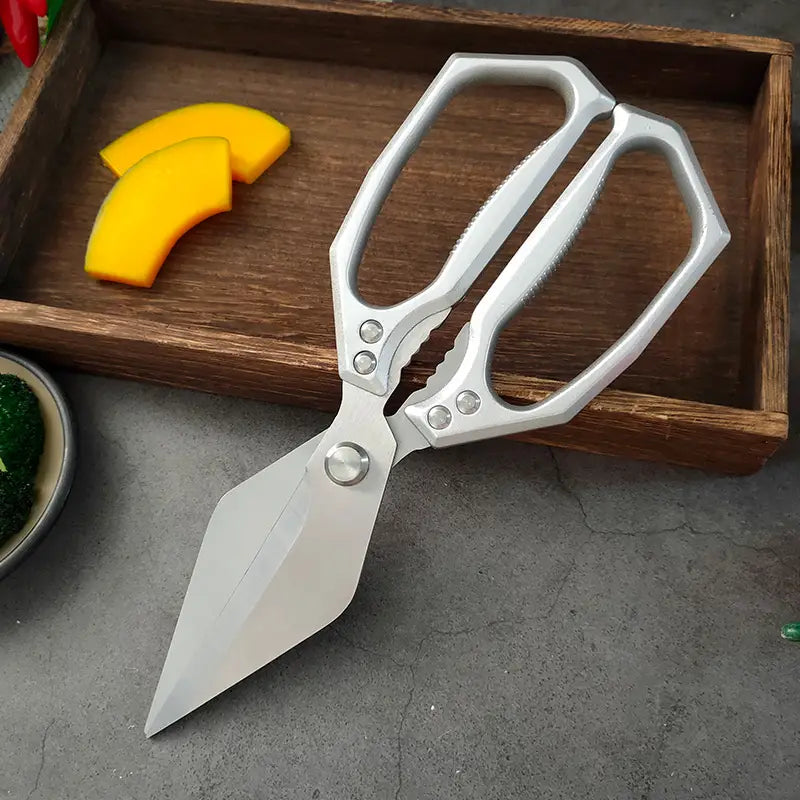 Silberfarbene Edelstahl-Multifunktionsküchenscheren mit schlankem, modernem Design und robusten Metallklingen.
