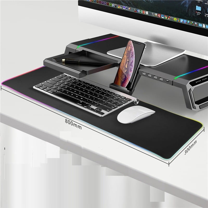 Tapis de bureau de jeu noir avec bordures à éclairage RGB et support intégré pour téléphone, conçu pour une utilisation avec le support de moniteur RGB avec station d’accueil USB et tiroir de rangement.