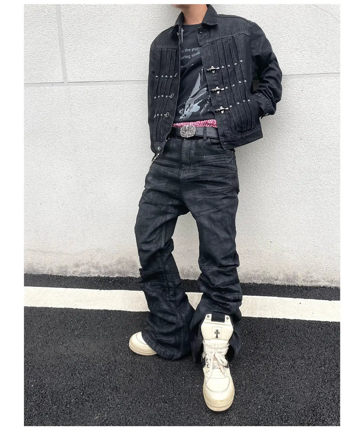 Veste en denim noire avec des clous argentés et des fermetures à pression, complétant des jeans empilés en denim noir Y2k vintage pour hommes.