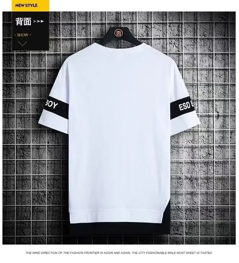 Weißes Herren Kurzarm-Graphic-Tee aus Baumwolle mit schwarzen Ärmelbändern und weißer Beschriftung, geeignet für Streetwear im Sommer.