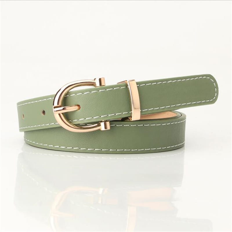 Un cinturón de piel sintética (PU) para mujer color verde oliva elegante, con hebilla de tono rosa dorado y costuras blancas contrastantes, diseñado como un cinturón de cintura con estilo.