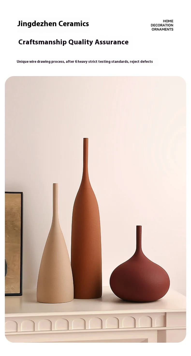 Conjunto de tres jarrones de cerámica minimalistas en tonos tierra con formas cónicas y redondeadas, elegantes, para una decoración wabi sabi.