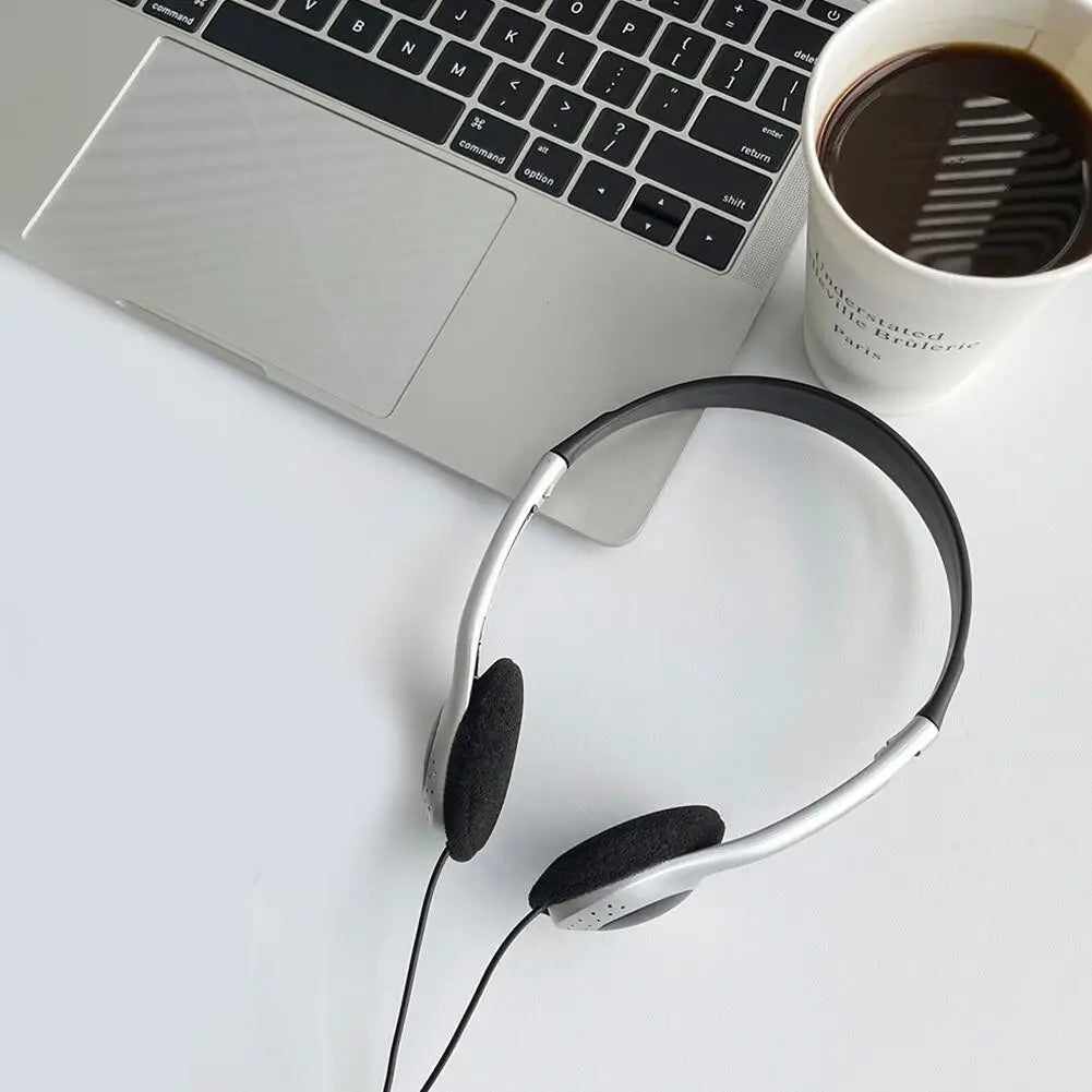 Casque d’écoute supra-auriculaire rétro filaire argent et noir avec coussinets d’oreille rembourrés, pour un usage prolongé confortable.