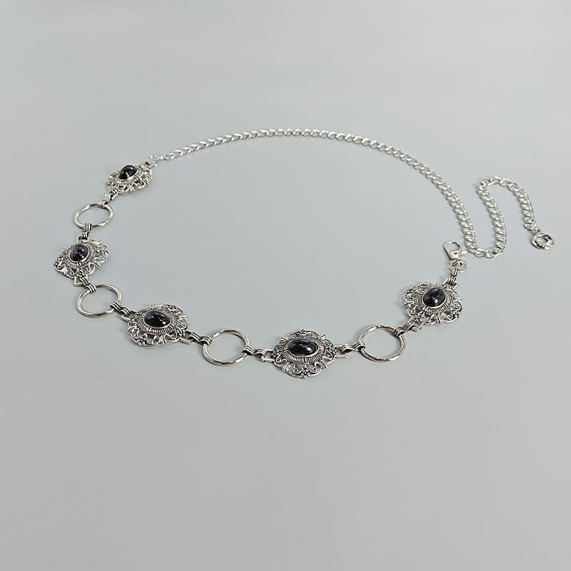 Ceinture de hanche en chaîne argentée ornée pour cosplay, avec des pierres ovales noires serties dans un travail métallique floral complexe, reliées par des maillons circulaires et munie d’une fermeture, pour un style gothique punk.