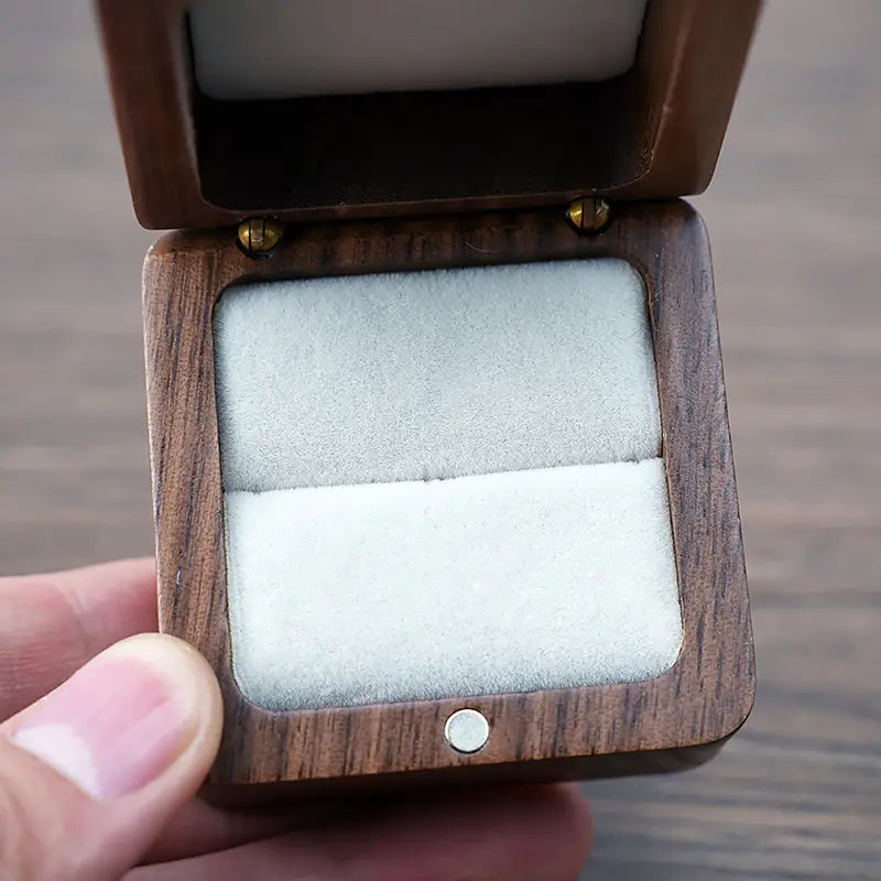 Boîte à bague en bois pour proposition de mariage, présentoir pour bague d’engagement, réalisée en bois brun foncé avec une doublure intérieure blanche et douce.