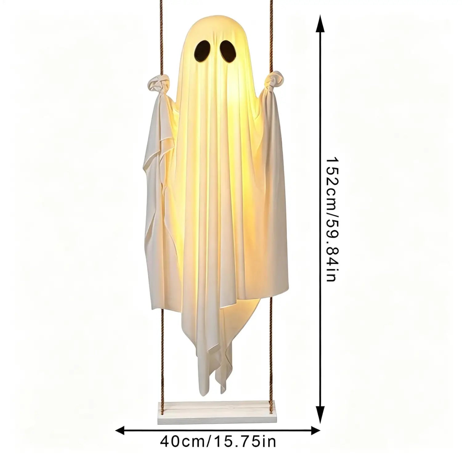 una lámpara de colgante oscilante con forma de fantasma blanco luminoso, con detalles negros en los ojos y diseño de tela en movimiento, suspendida con cuerdas desde una base de madera para Halloween exterior.