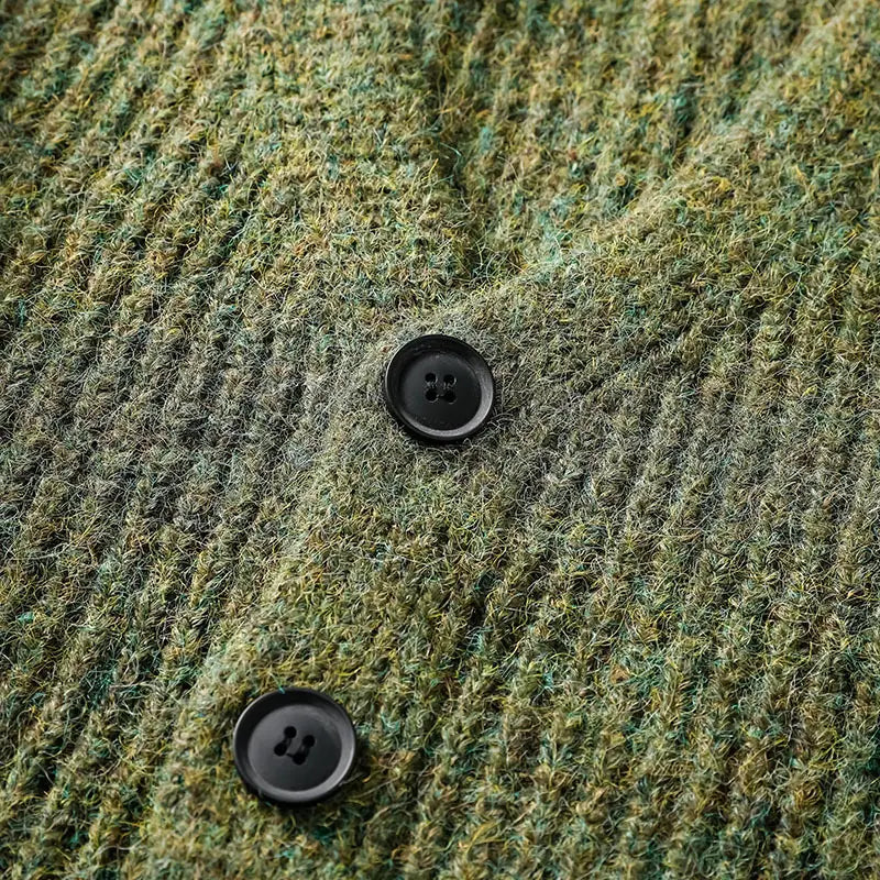 Schwarze Vierlochknöpfe auf einem Herren-V-Ausschnitt-Strickcardigan mit strukturiertem grün-braunem Wollstoff