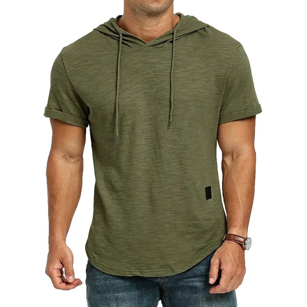 Veste à capuche respirante légère pour homme, olive vert, à manches courtes, fabriquée dans un tissu texturé subtil avec des cordons assortis, idéale comme tenue décontractée.