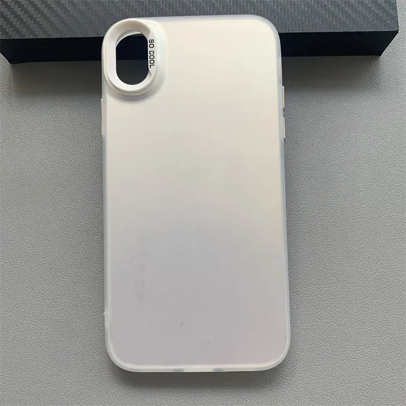 Le côté arrière d’une coque pour téléphone iPhone mate en dégradé de couleurs, en matériau blanc translucide, avec une fixation circulaire pour lentille de caméra portant la mention « so cool ».