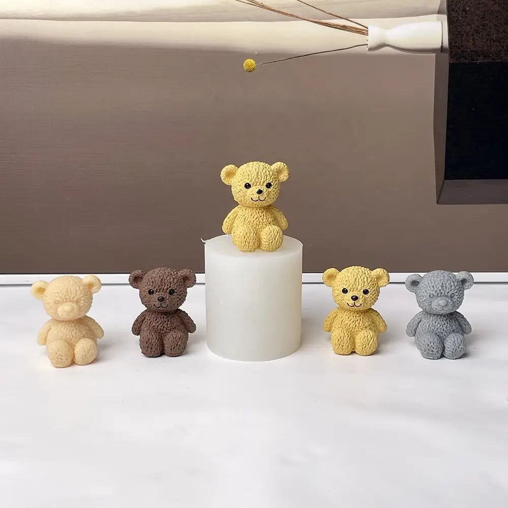 gelb strukturierte Harz-Mini-Teddybär-Figurine mit schwarzen Knopfaugen und lächelndem Gesicht für die Herstellung von Kerzen, von vorne betrachtet als Bär-Kerzenprodukt