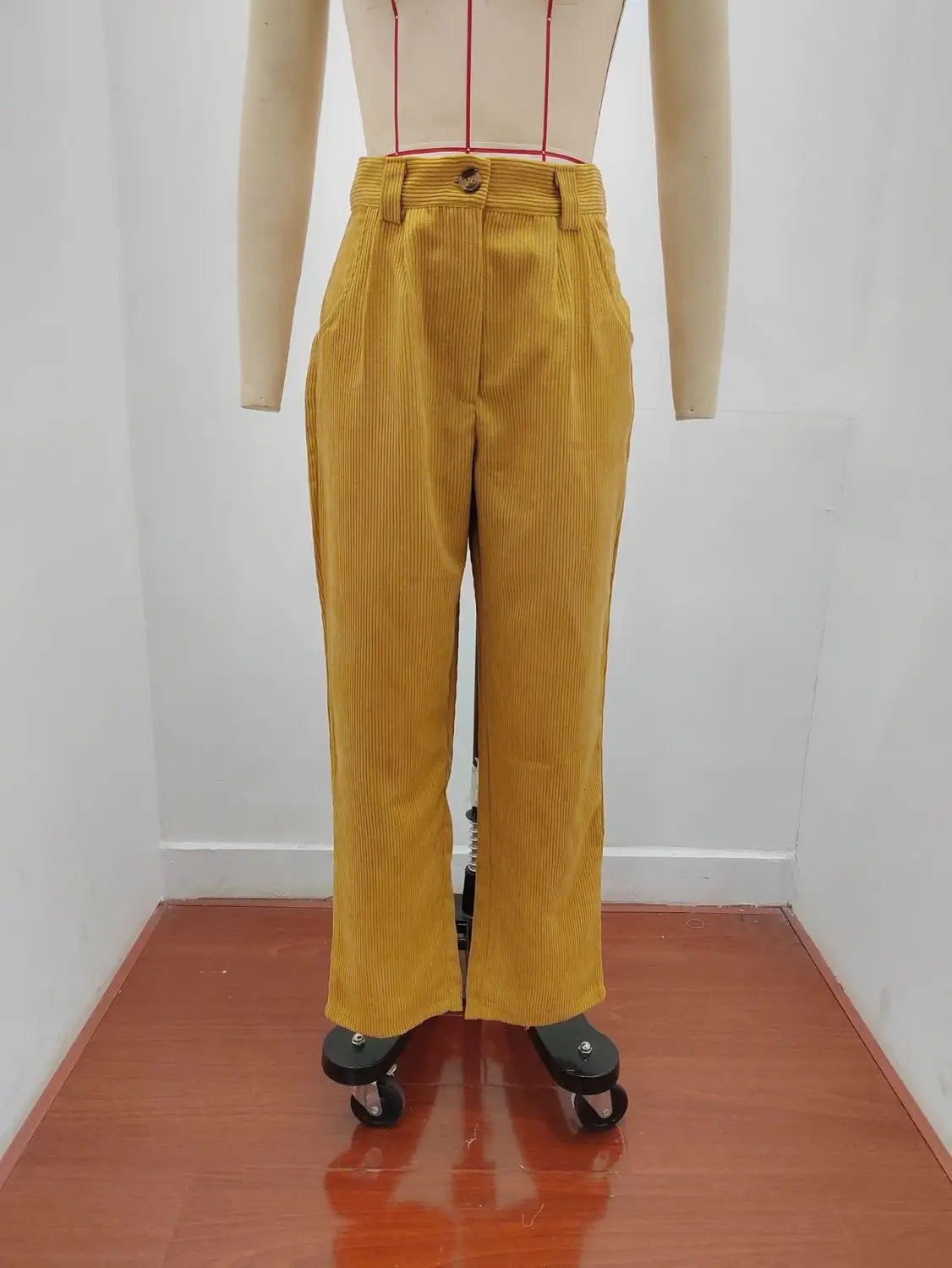 Pantalon en velours côtelé taille haute ample jaune moutarde, fermeture par boutons et devant plissé.