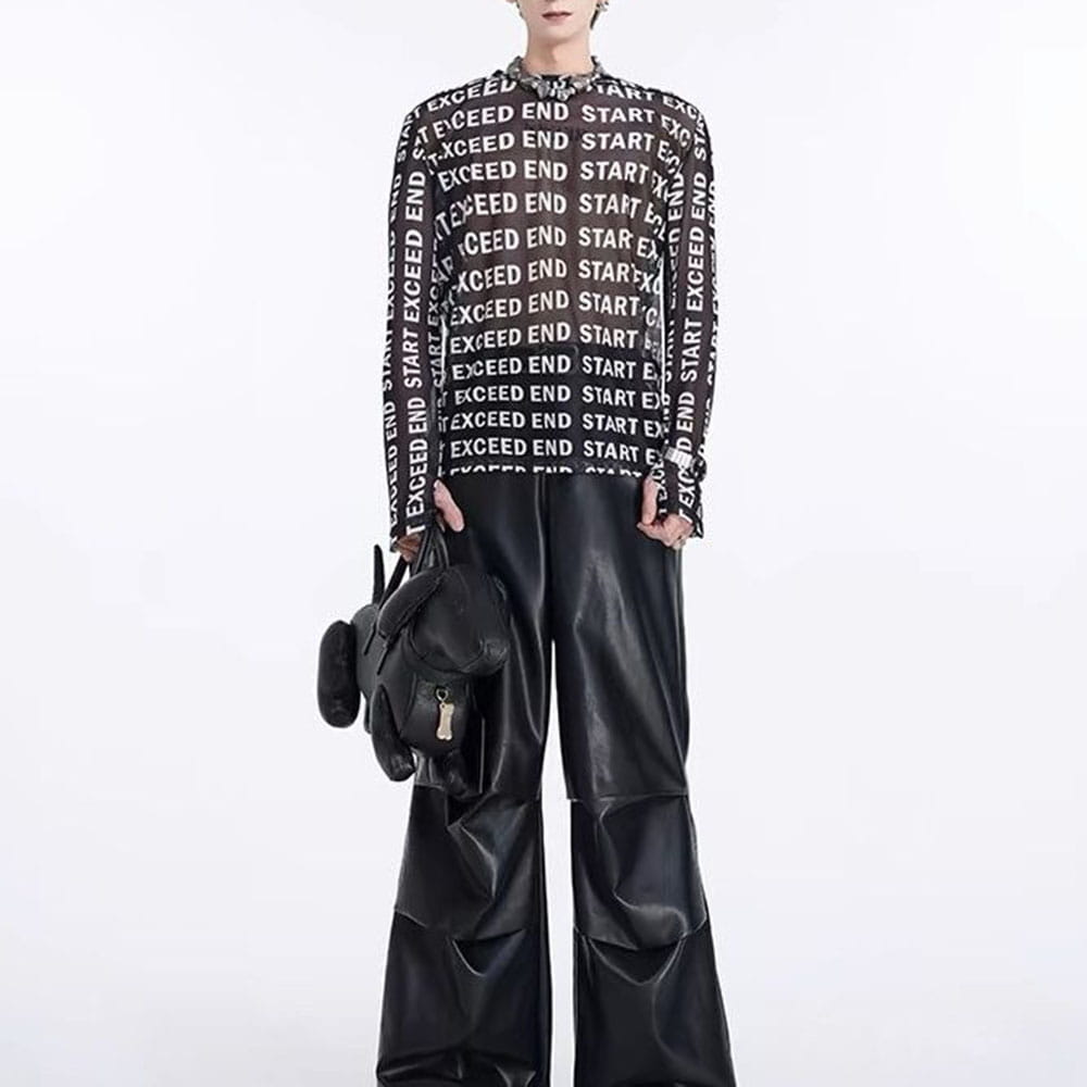 Pantalon ample en faux cuir noir à jambes larges avec finition brillante et coutures structurées, assorti à un t-shirt homme à manches longues en maille avec impression de lettres.
