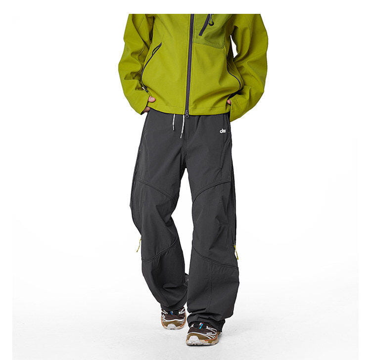 pantalones cargo impermeables de senderismo para hombre en gris oscuro, con acentos en cremallera verde lima y un logotipo blanco pequeño en el muslo, diseñados para un rendimiento de secado rápido.