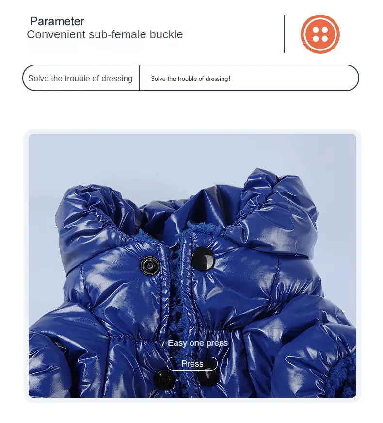 光沢のあるキルティング生地と黒いスナップボタンの付いた濃い青のペット服用パピー防風冬用コート。暖かさとコットンの心地よさを重視して設計
