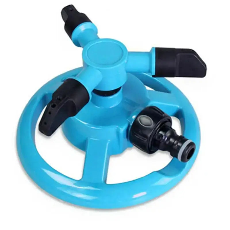 Arroseur rotatif d’extérieur en plastique bleu vif à trois bras avec poignées et raccords noirs revêtus de caoutchouc, conçu pour l’irrigation du jardin.